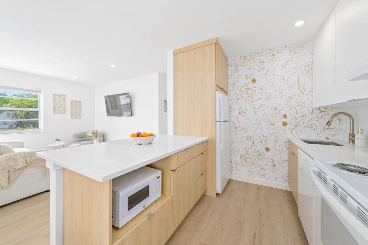M Lake Worth Beach - Modern Villas Near West Palm Beach, Chic Retro Vibes, King Bed, Cozy Backyard, Bbq, Workspace, High-Speed Internet, Free Parking, 5 Minutes To Downtown & Beach Ngoại thất bức ảnh